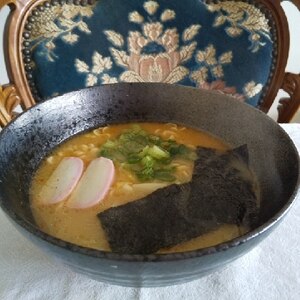 半熟卵とベビー帆立とチャーシューの豚骨ラーメン